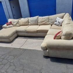 Comfortable Huge Sectional Couch 🛋 Very Clean