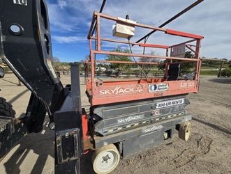 26’ Skyjack narrow scissor lift