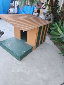 Wood dog house for medium dog