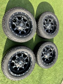 18” Fuel D517 Krank Rims/Tires