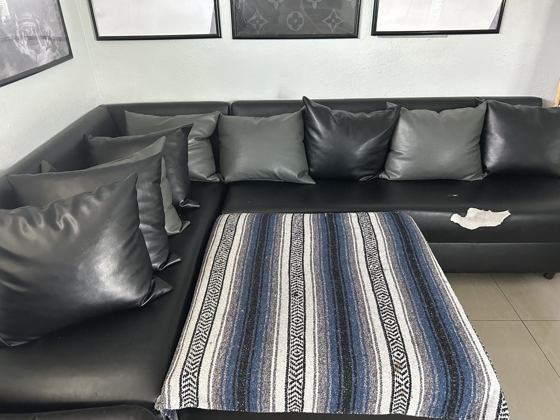 BLACK LEATHER SECTIONAL SOFA