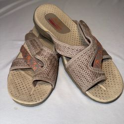 Sketchers women’s beige w/ orange outdoor lifestyle slip on sandals Size 8