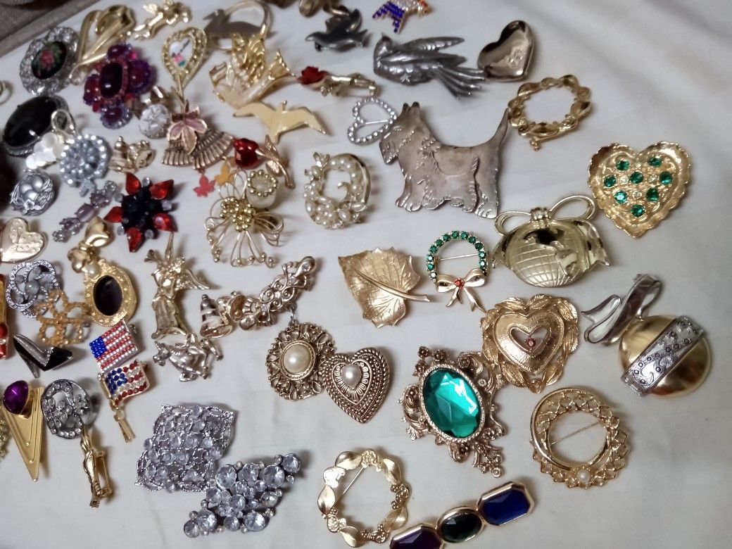 Brooch Lot