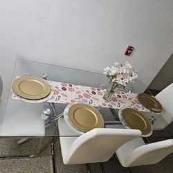 Venta De Juego De Comedor De 4 Sillas En Muy Buenas Condiciones Y 3 Stools En Buenas Condiciones.