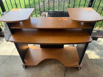 Desk selling as is measurements in pictures