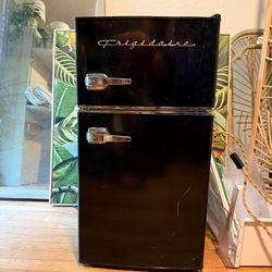 Frigidaire Retro Mini Fridge With Espérate Freezer