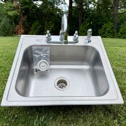 ELKAY Stainless Steel Kitchen Sink w/ MOEN Stainless Steel Faucet