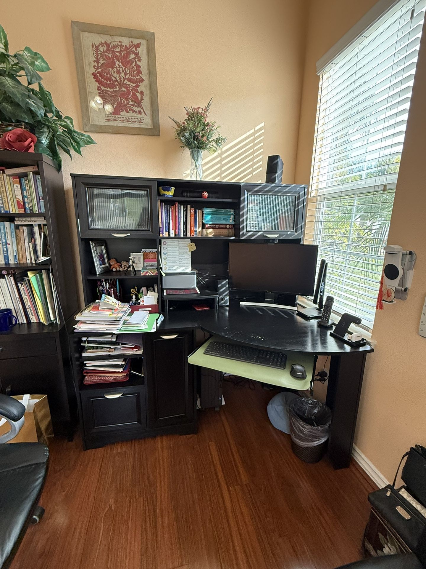 Computer Big Desk With Hutch For $100