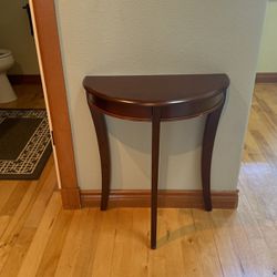 Side Table Half Circle 28”t 2ft Wide 1ft Deep $20