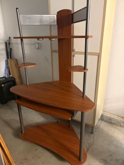 Escritorio de mesa con bocinas de computadora