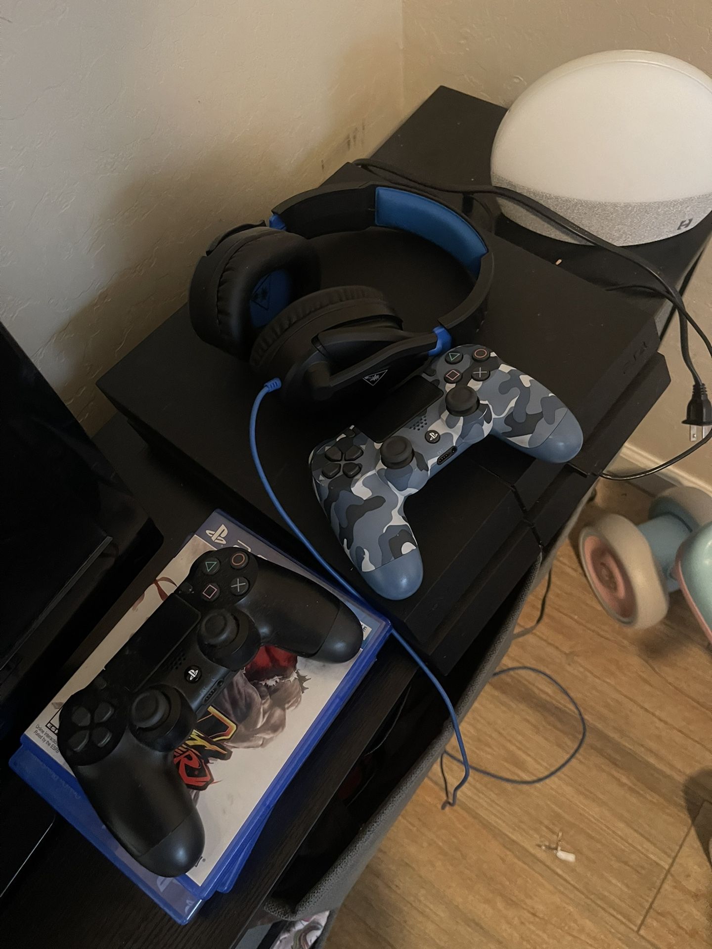 PlayStation 4 / 2 Controllers / 3 Games / Turtle Beach Headset
