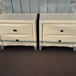 Two Night Stand Solid Wood In Good Condition All Drawers Open Just Fine 