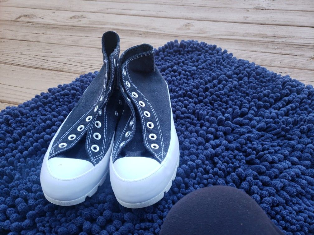  Chuck Taylor Converse Platform. Size 8.5. BLACK AND WHITE Please Buy Comes With Laces 