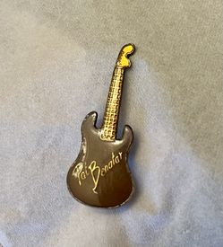 PAT BENATAR GUITAR PIN - Gold Tone Brown/Beige Enamel - Rock-N-Roll Rare