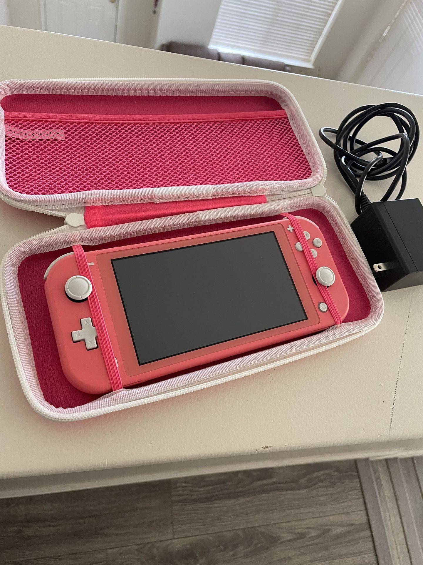 Nintendo Switch Lite Coral