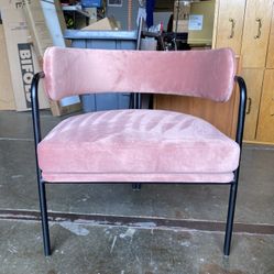 BLUEGROUND Pink Velvet Modern Curveback Chair