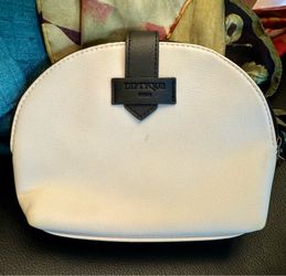 DIPTYQUE x QATAR AIRWAYS airline amenity kit white black makeup cosmetic case.