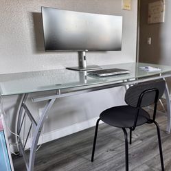 🖥️ MODERN GLASS DESK – Clean, Stylish, & Ready for Pickup! 🖥️