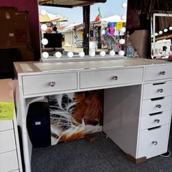 7 Drawers Vanity Set. Desk And Mirror.