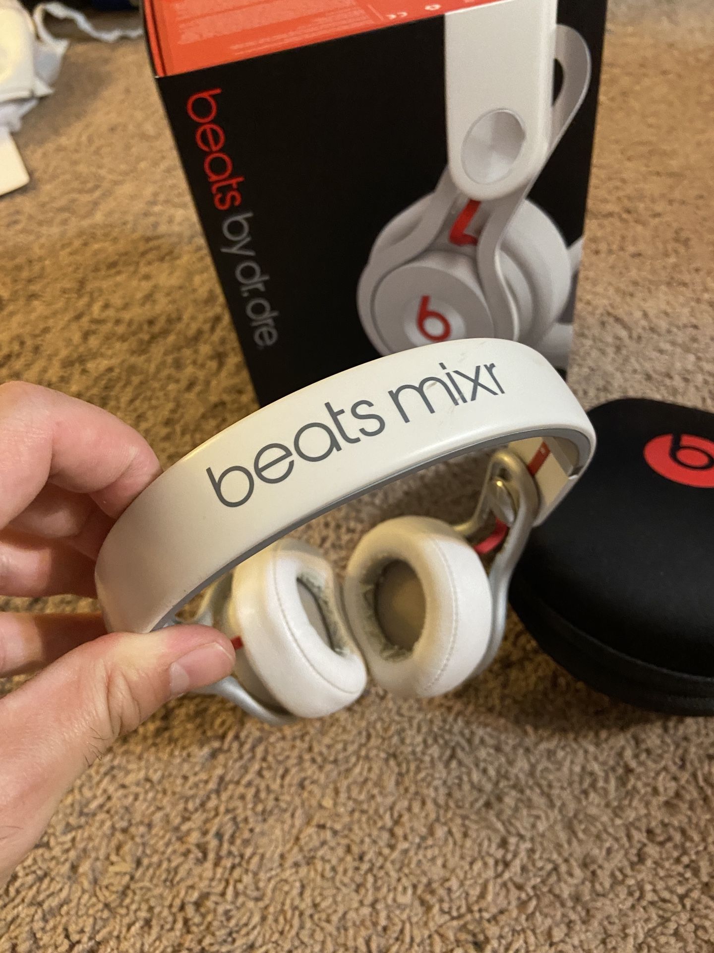 BEATS BY DRE MIXR HEADPHONES (WHITE) for Sale in Pumpkin Center