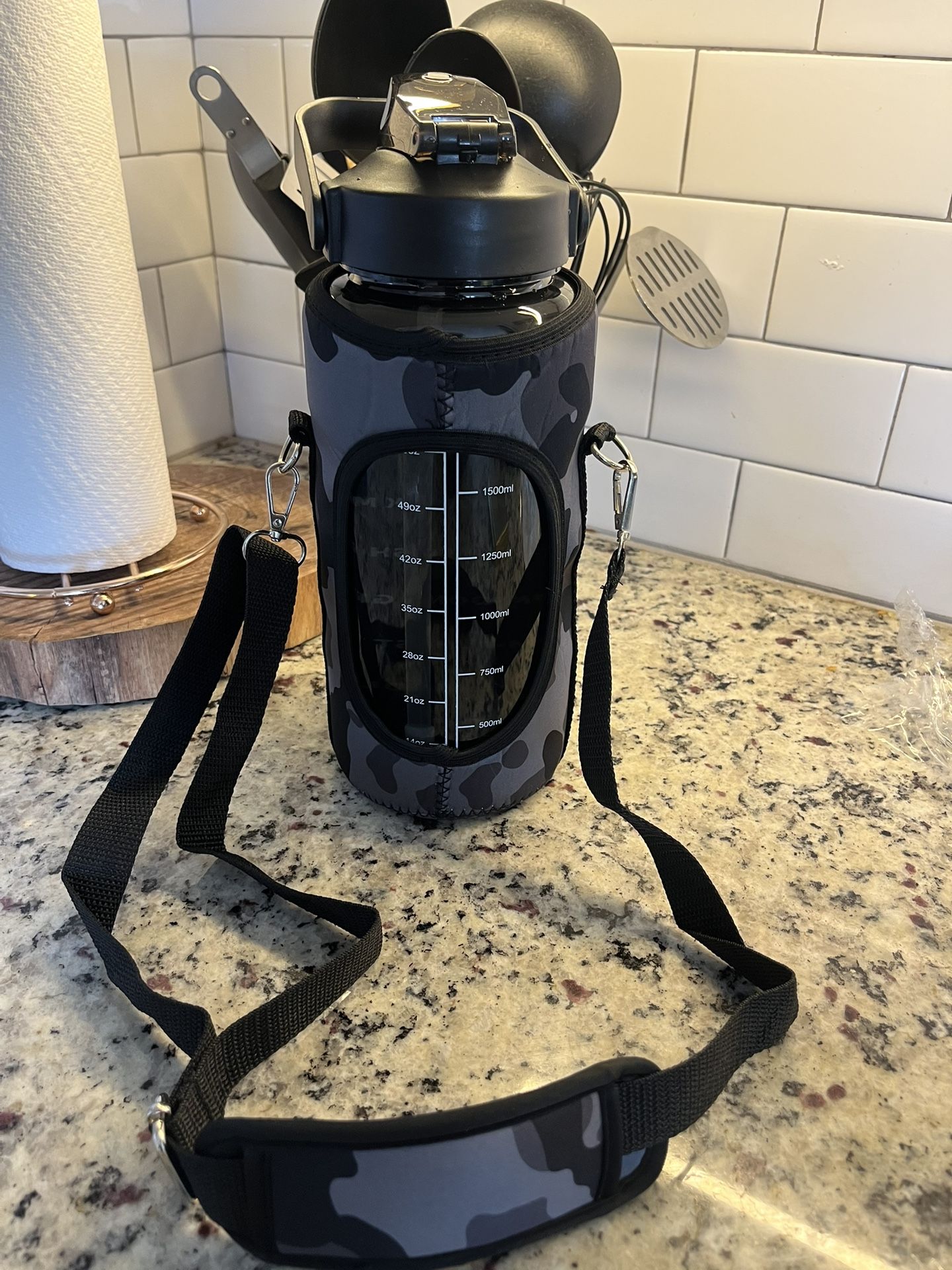 Men and Women’s Sports Water Bottle 64oz