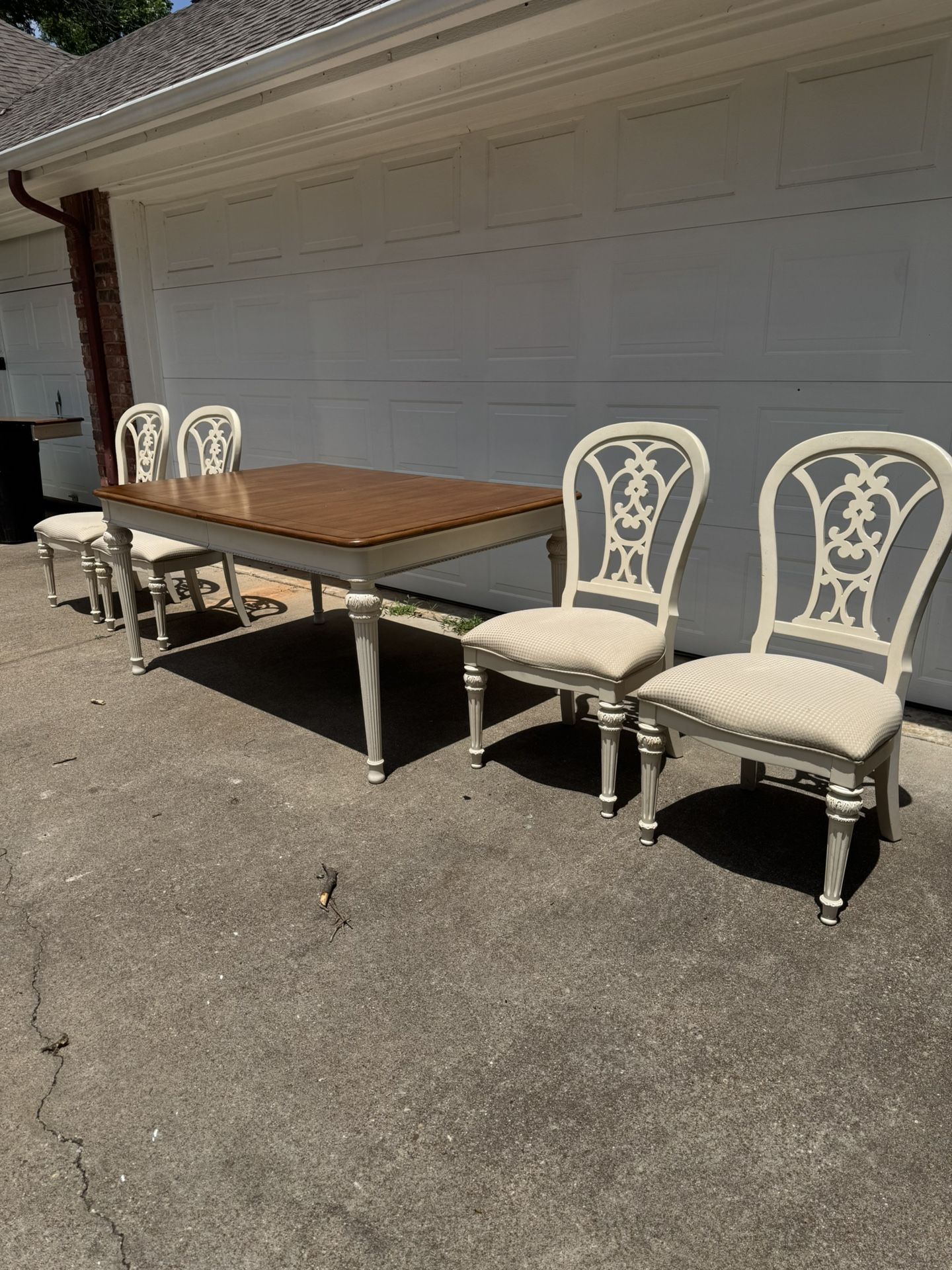 Beautiful Farmhouse Dining Room Table W/leaf