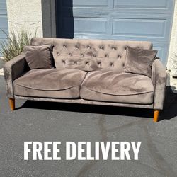 Like New! Modern Couch (FREE DELIVERY)