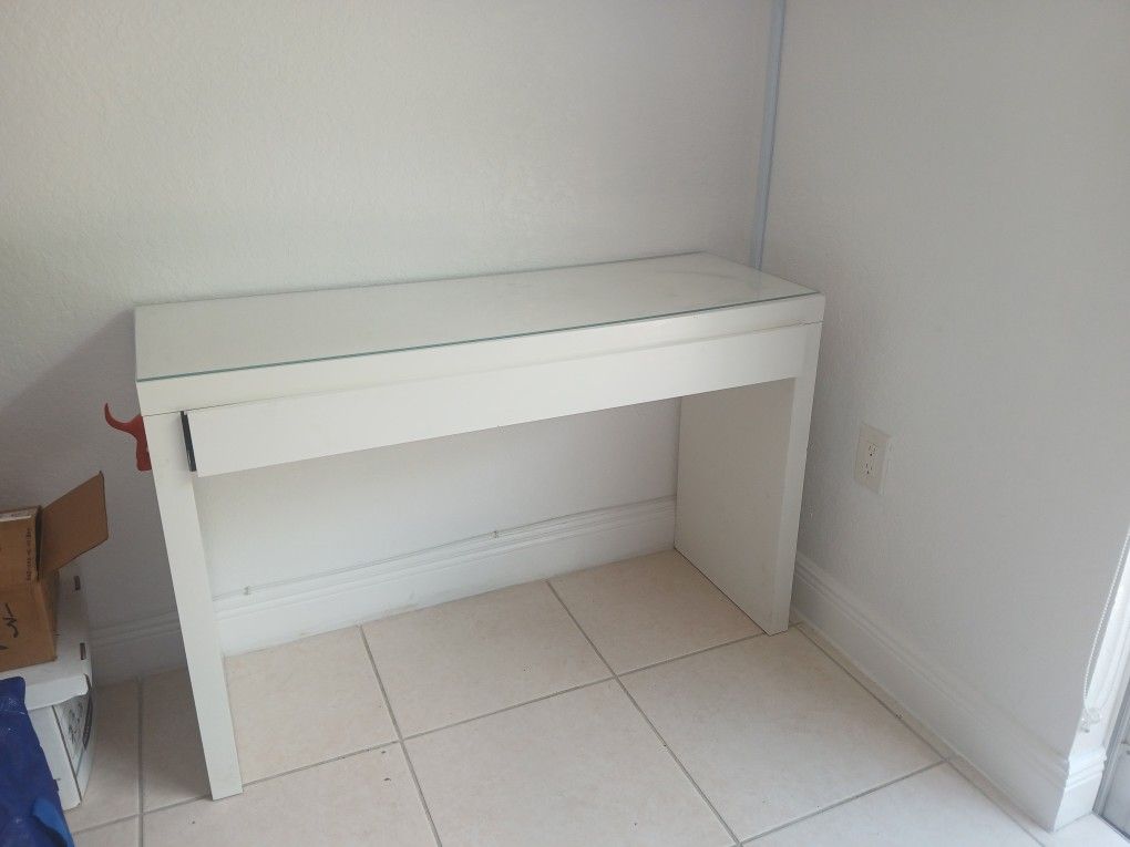 Beautiful/Modern White Desk