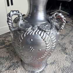 Clay base for decoration, silver color (*H25" D14x14*)