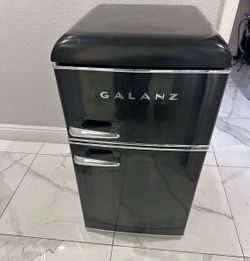 Great Working Galanz 3.1 cu ft Retro Mini Fridge In Super Great Condition