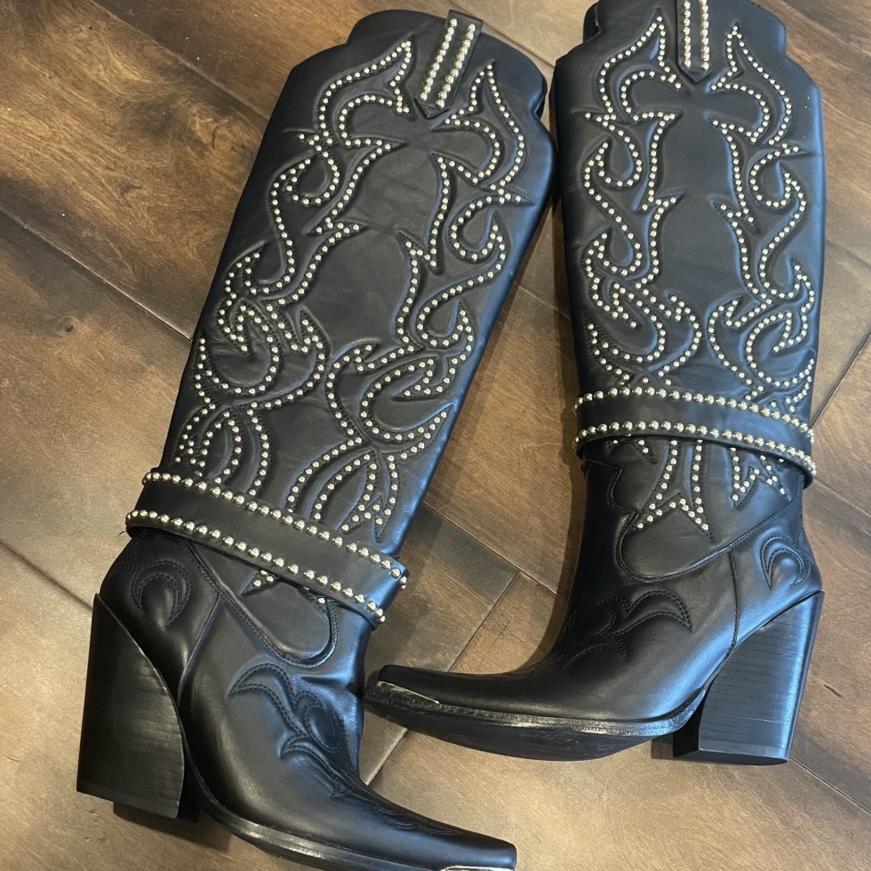 Jeffrey Campbell Amigo Boot in Black Gold NEW for Sale in Elmhurst IL OfferUp