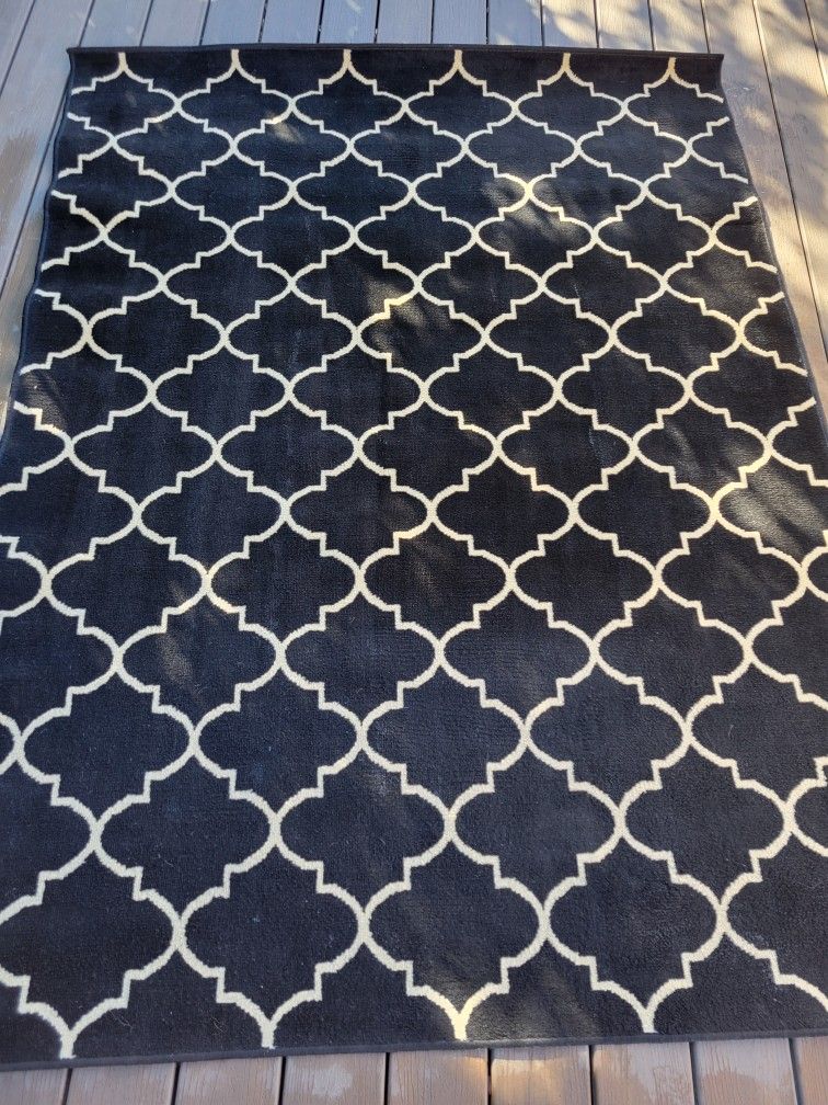 5 X 7 BLACK & WHITE AREA RUG.
