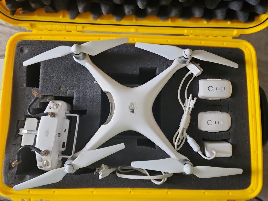 DJI Phantom 4 Quadcopter Drone, White. Pre-owned in great condition with remote control, 2 rechargeable batteries, all the power cords, camera