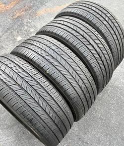 235 55 19 Michelin tires Con 80% de Vida Las 4