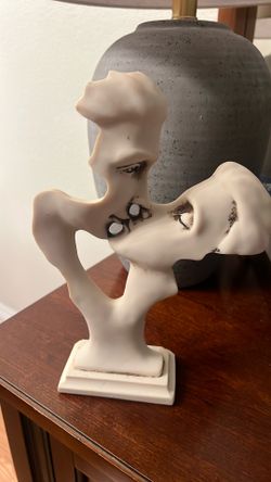 Loving Kiss Sculpture 