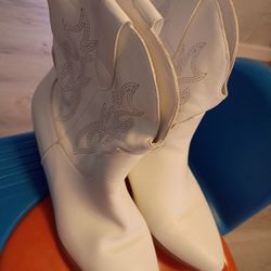 Says 38 Matches My Size 7-8 