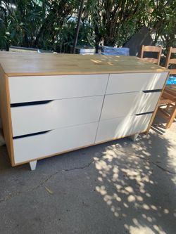 DRESSER