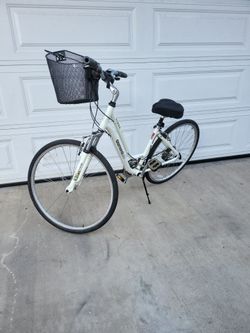 Diamondback hybrid size medium 700cc wheels Speeds 21 with basket