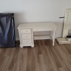 Thomasville Queen Bed Frame And Matching Desk And Mirror 