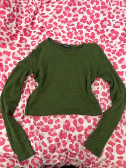 Small green cropped longsleeve top