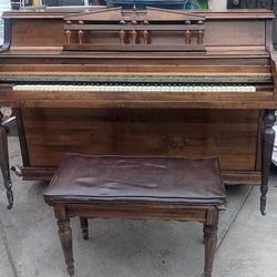 piano with seat