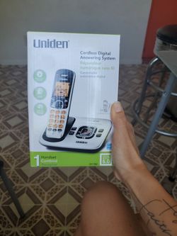 Phone w. answering machine by Uniden