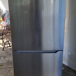 Insignia Refrigerator 
