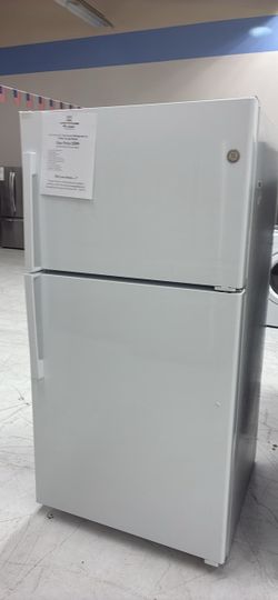 OPEN BOX LIKE NEW 33”wide21.9 cu. ft. Top Freezer Refrigerator in white