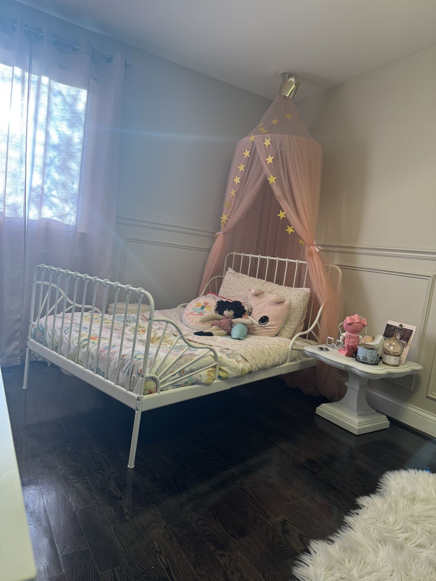 Girl Room ,table ,chair, Bedroom