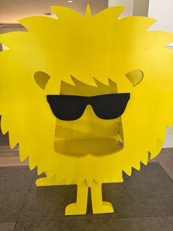 Yellow Lion Library / Bookshelf