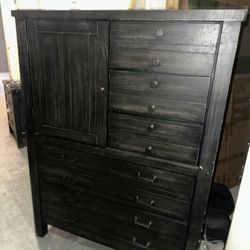 Dresser and  (2) Noghtstands