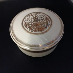 MIKASA FINE CHINA FESTIVAL OF LIGHTS GOLD TRINKET BOX,  MADE IN JAPAN.  IN EXCELLENT CONDITION 