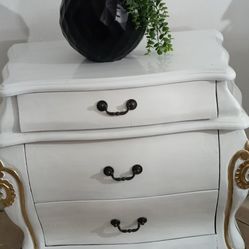 Mueblecito. Blanco Con Dorado 