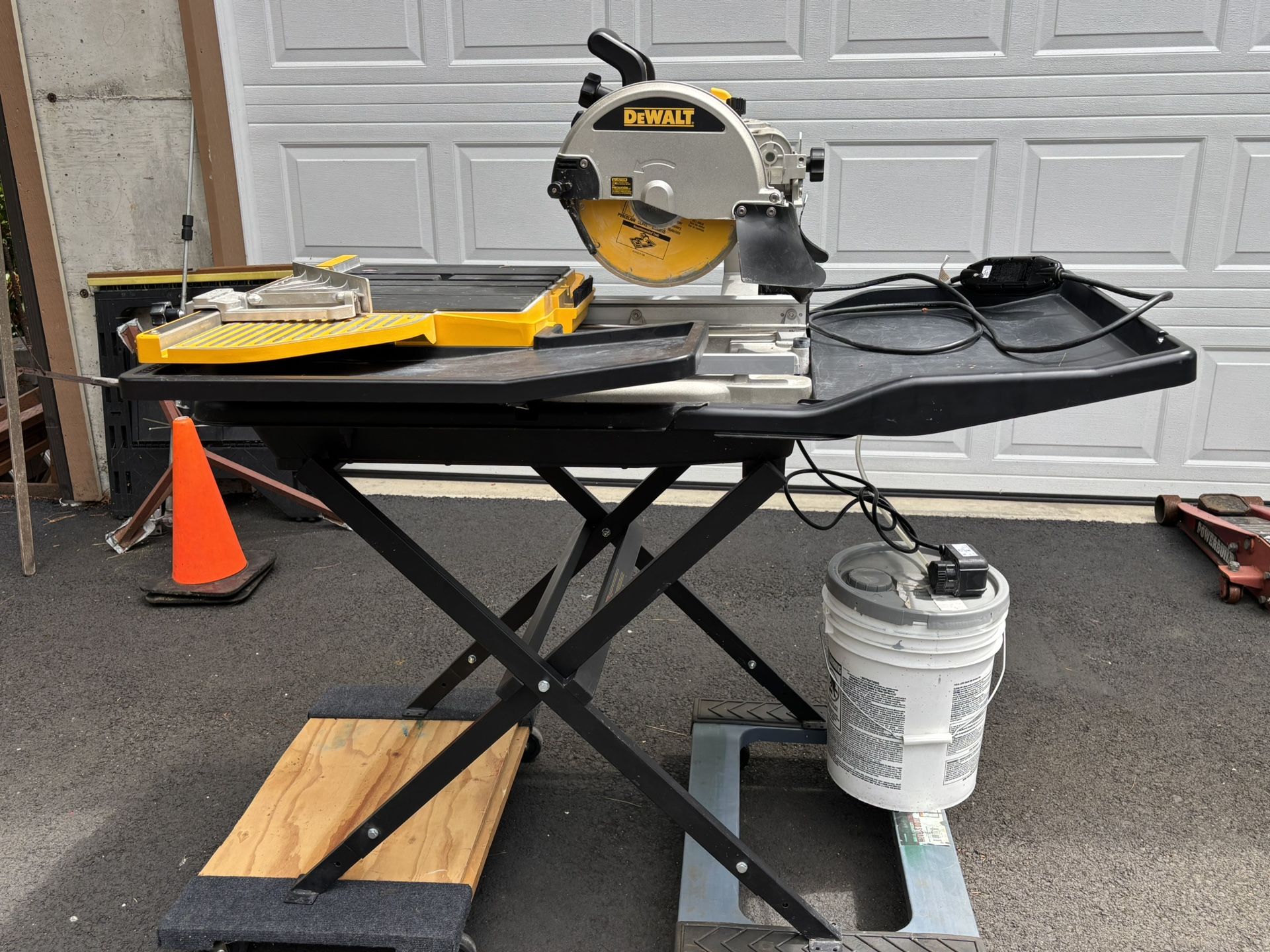 DeWALT 10” Tile Saw and table